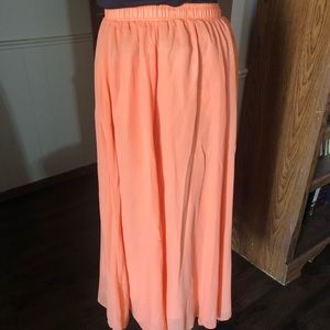 Beautiful M/L organza maxi with full satin lining.